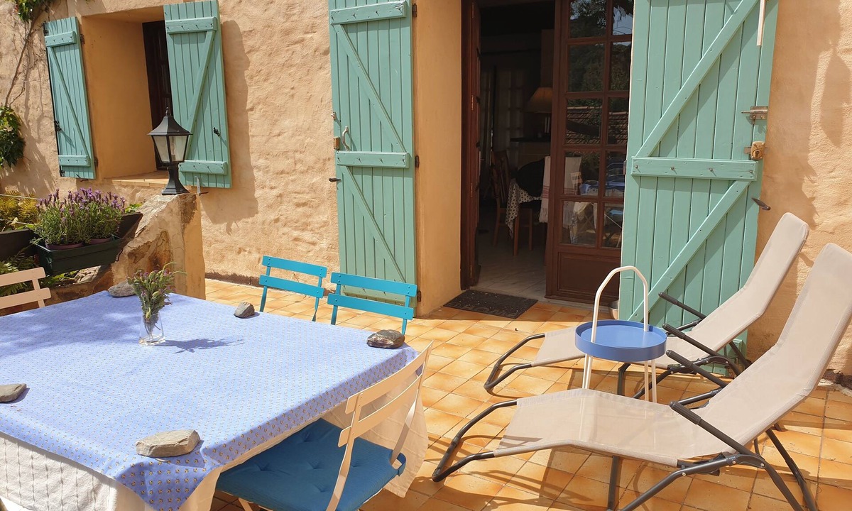 Roquebrun House | On vacation with the dog? House with enclosed garden in the center of Roquebrun.
