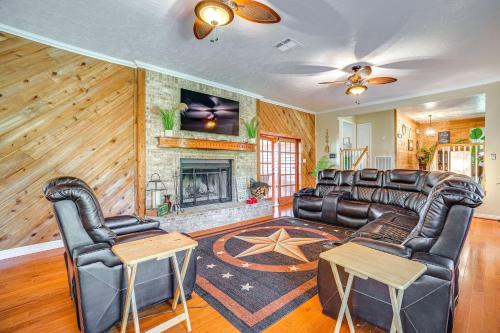 Onalaska House | Onalaska Home w/Game Room, Sunroom & Lake View!