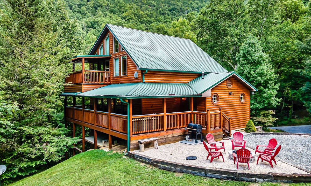 Gatlinburg - Pigeon Forge Cabin | One acre private 4 bedroom + loft! Hot tub, fire pit & game rooms!