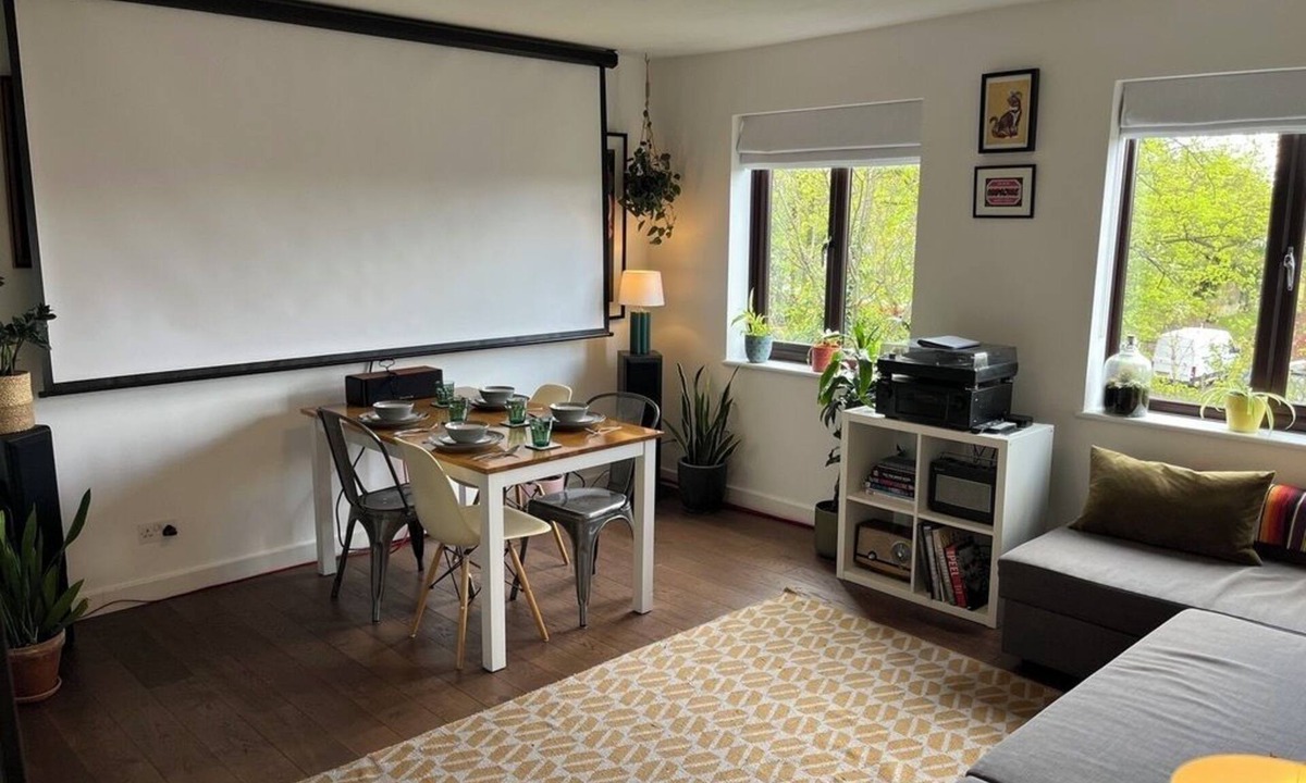 Lee Apartment | One bed flat with sofa bed, parking & home cinema