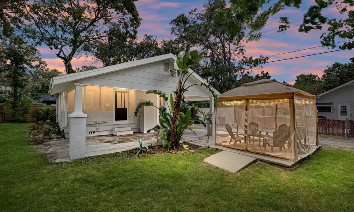 Lakeland House | One bedroom 1️⃣ bath bungalow located n the charming Lake Morton Historic District