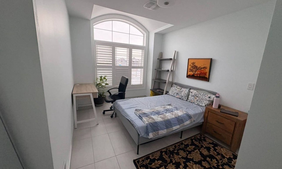 Oakville House | One bedroom and one washroom