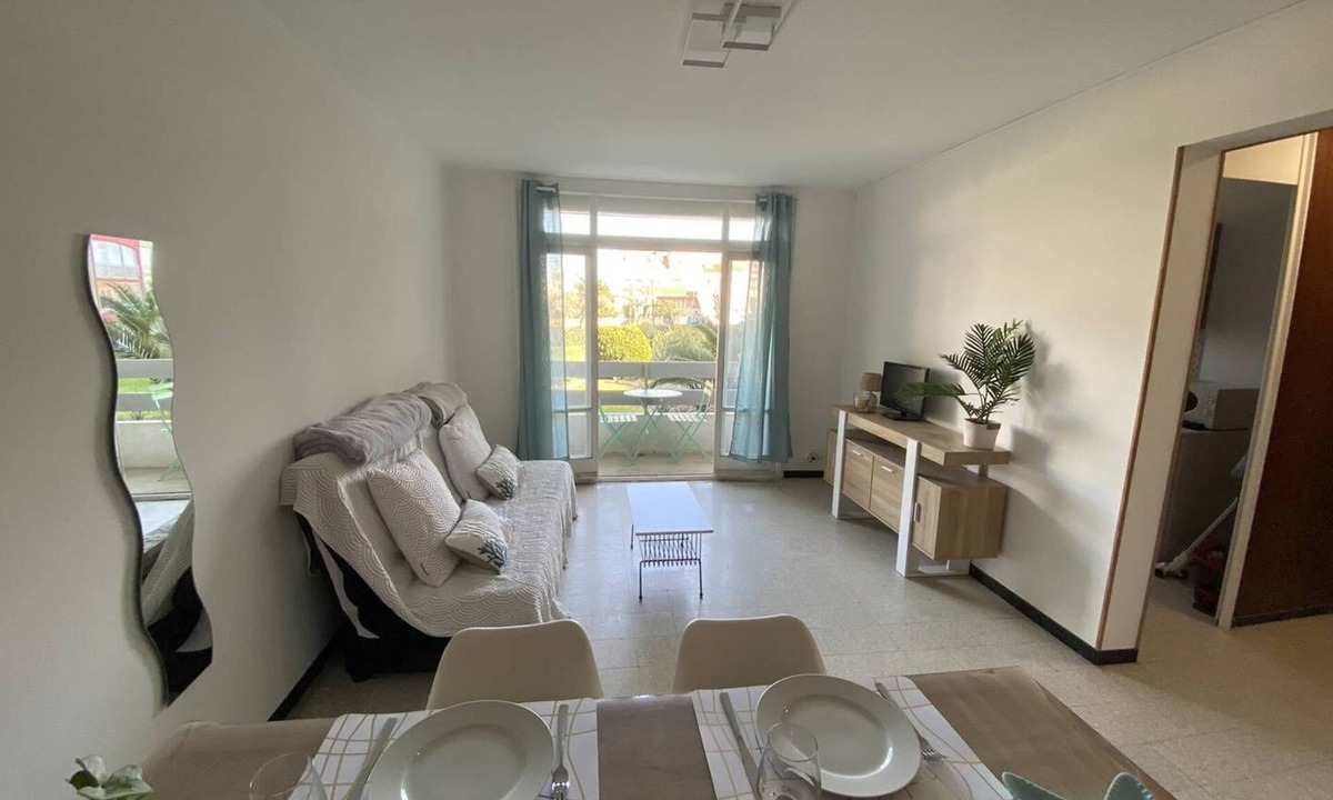 La Jetee Apartment | One-Bedroom Apartment with Secure Parking 50 m from the Beach 4SOL142