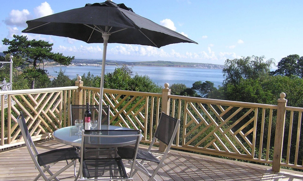 Shanklin Apartment | One Bedroom Apartment with Private Balcony and Sea Views