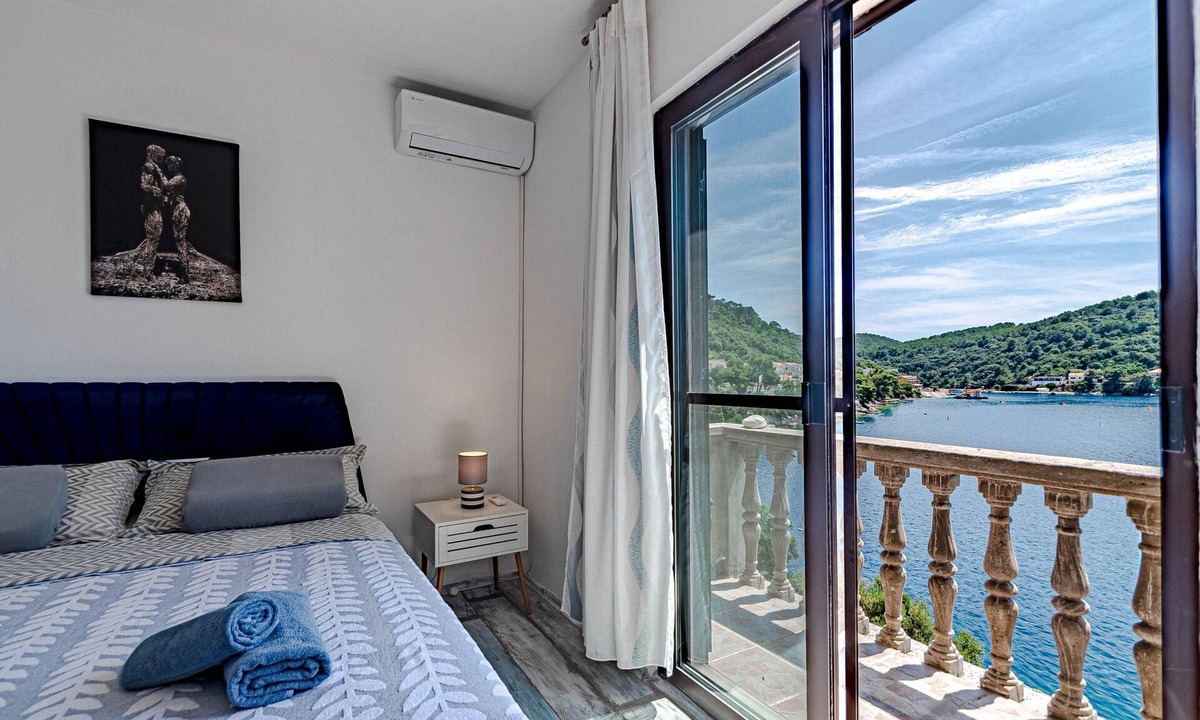 Ubli Apartment | One bedroom apartment near beach Ubli, Lastovo (A-16599-a)
