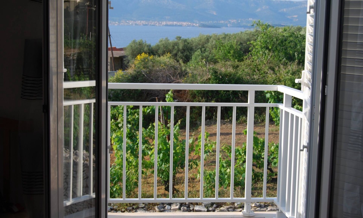 Vela Glavica Apartment | One bedroom apartment with balcony and sea view Lumbarda, Korčula (A-12839-b)