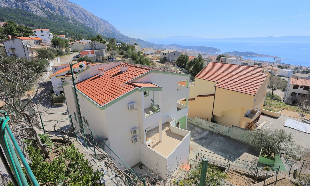 Veliko Brdo Apartment | One bedroom apartment with balcony and sea view Makarska (A-18213-a)
