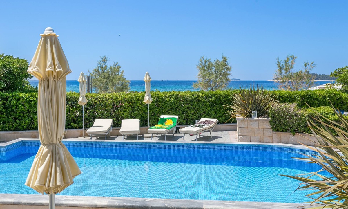 Rogoznica Apartment | One bedroom apartment near beach Rogoznica (A-7557-a)