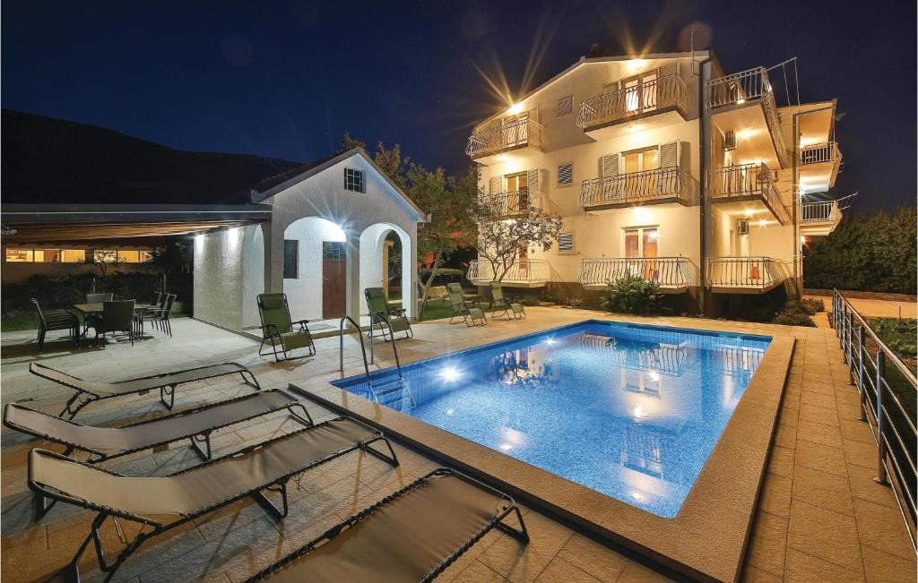 Kastel Luksic Apartment | One-Bedroom Apartment in Kastel Luksic