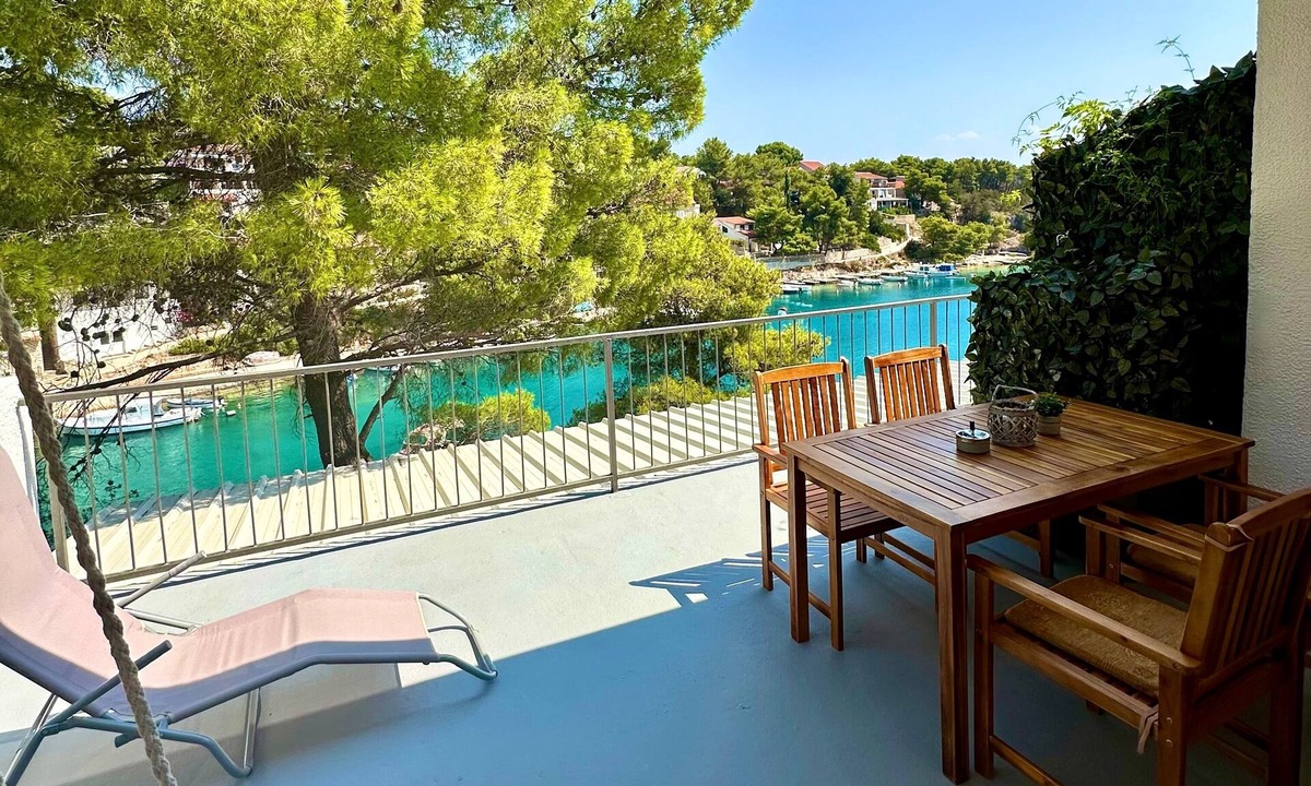 Vrbanj Apartment | One bedroom apartment near beach Basina, Hvar (A-24120-a)
