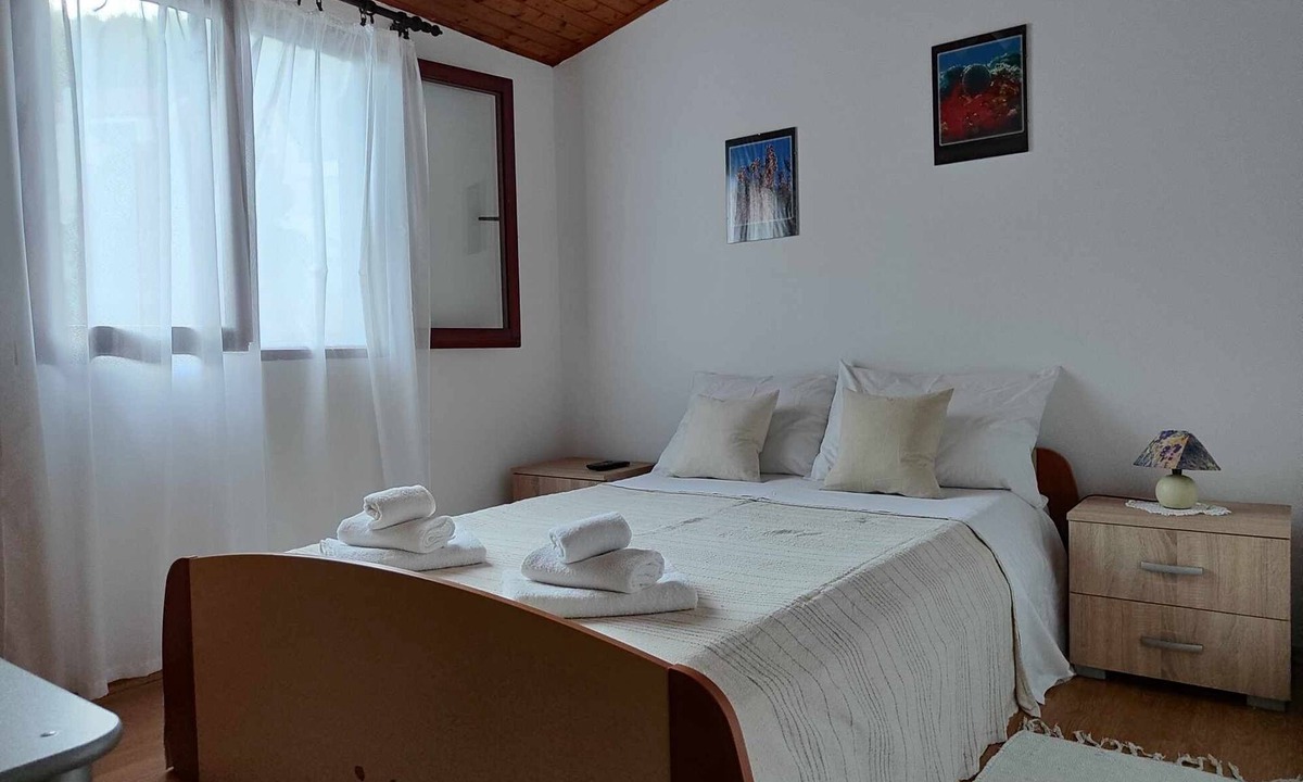 Vrbanj Apartment | One bedroom apartment near beach Basina, Hvar (A-116-b)