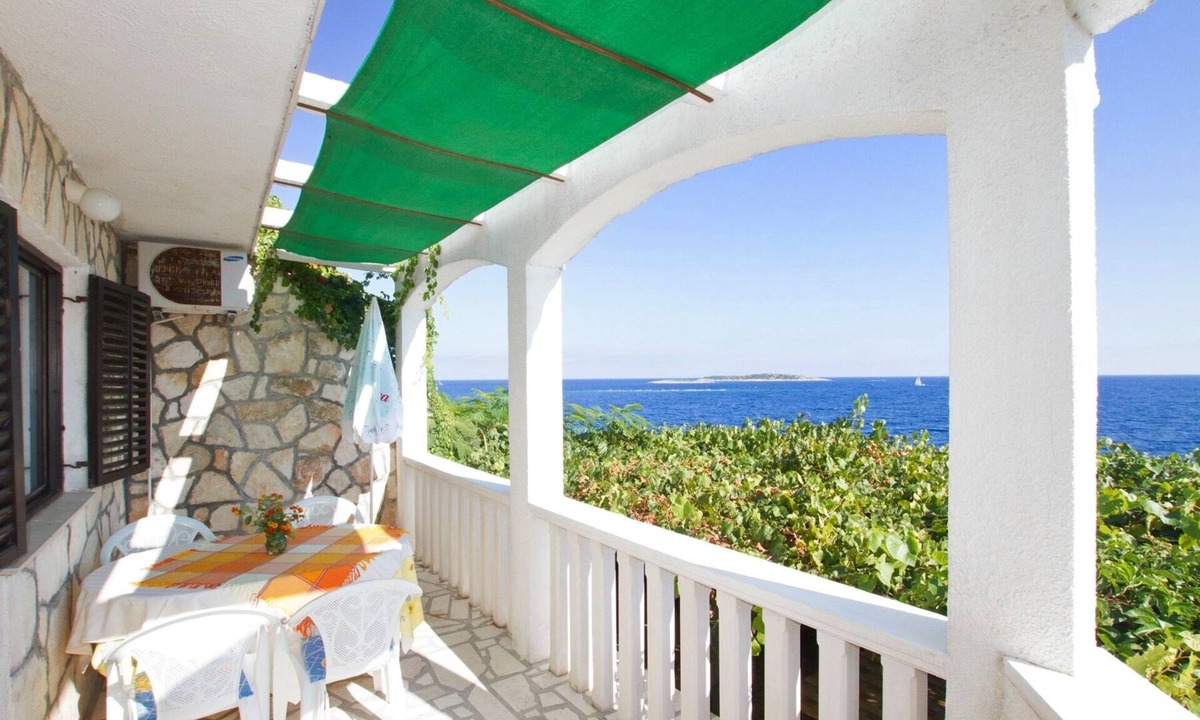 Milna Apartment | One bedroom apartment near beach Milna, Vis (A-2461-b)