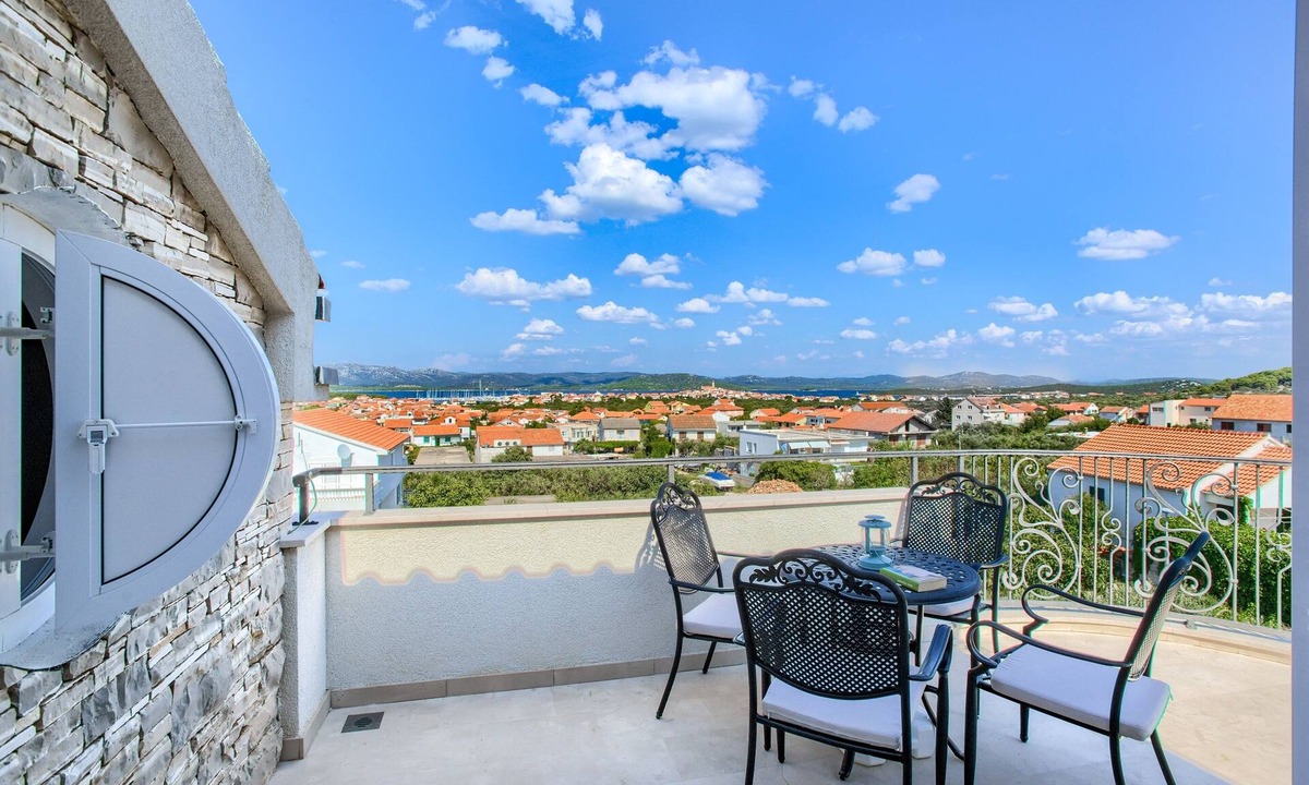 Susica Apartment | One bedroom apartment with terrace and sea view Murter (A-16655-e)