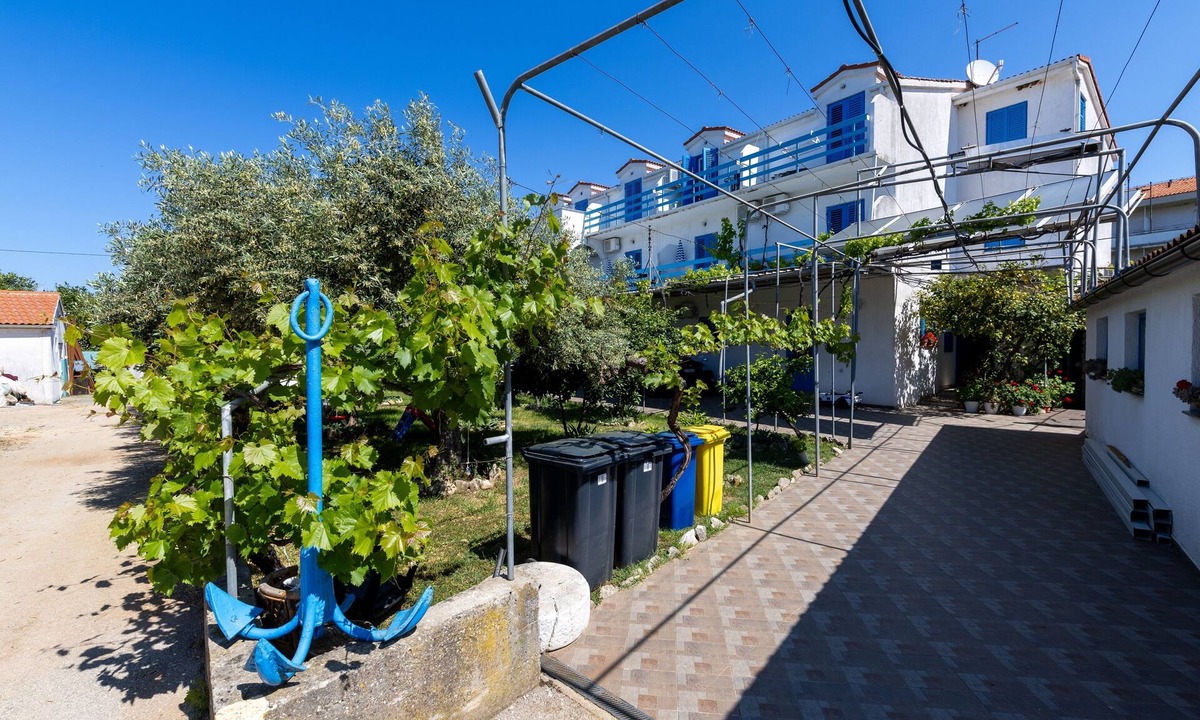Sucuraj Apartment | One bedroom apartment with balcony and sea view Sućuraj (Hvar) (A-3589-d)