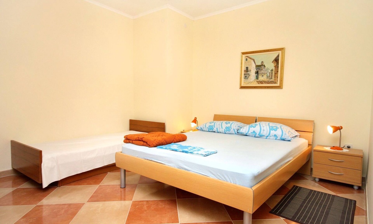 Sucuraj Apartment | One bedroom apartment with balcony Sućuraj, Hvar (A-6732-c)