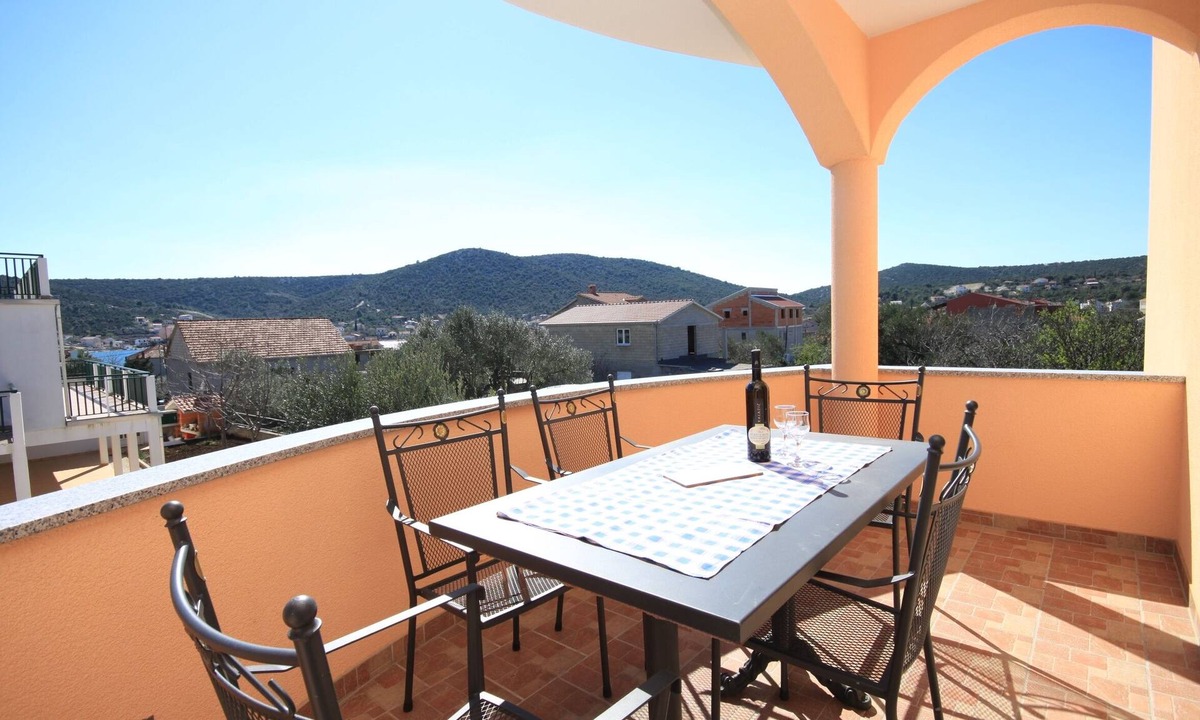 Vinisce Apartment | One bedroom apartment with hot tub Vinišće, Trogir (A-8660-b)