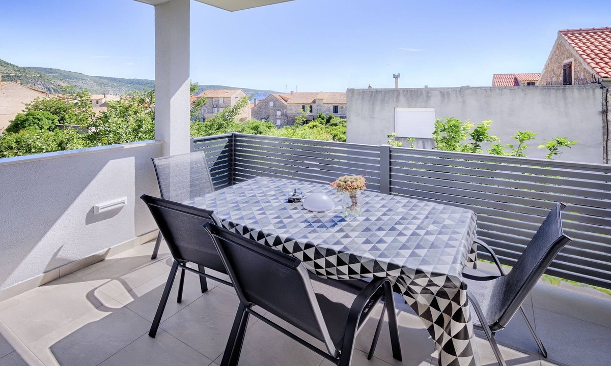 Komiza Apartment | One bedroom apartment with terrace Komiža, Vis (A-1151-e)