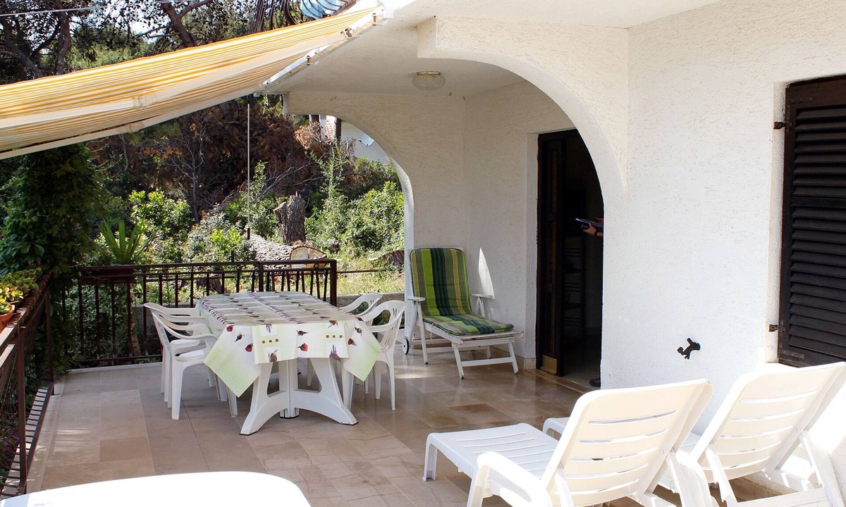 Molat Apartment | One bedroom apartment with terrace and sea view Brgulje (Molat) (A-6241-b)