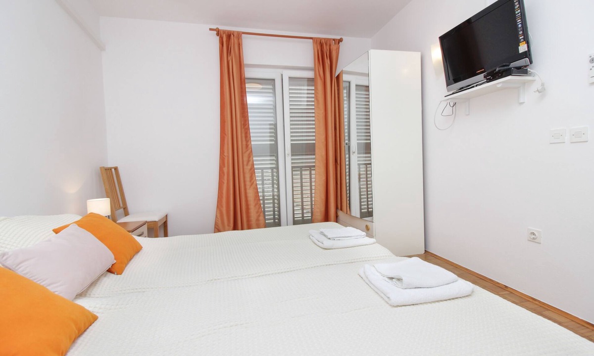 Nin Apartment | One bedroom apartment with terrace and sea view Nin, Zadar (A-5805-b)