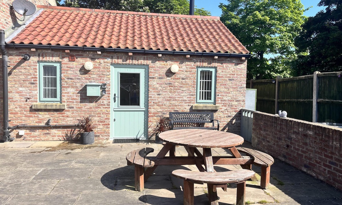 Barmston Cottage | One bedroom barn with free parking