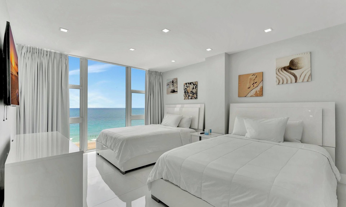 Galt Mile Apartment | One Bedroom direct ocean front suite