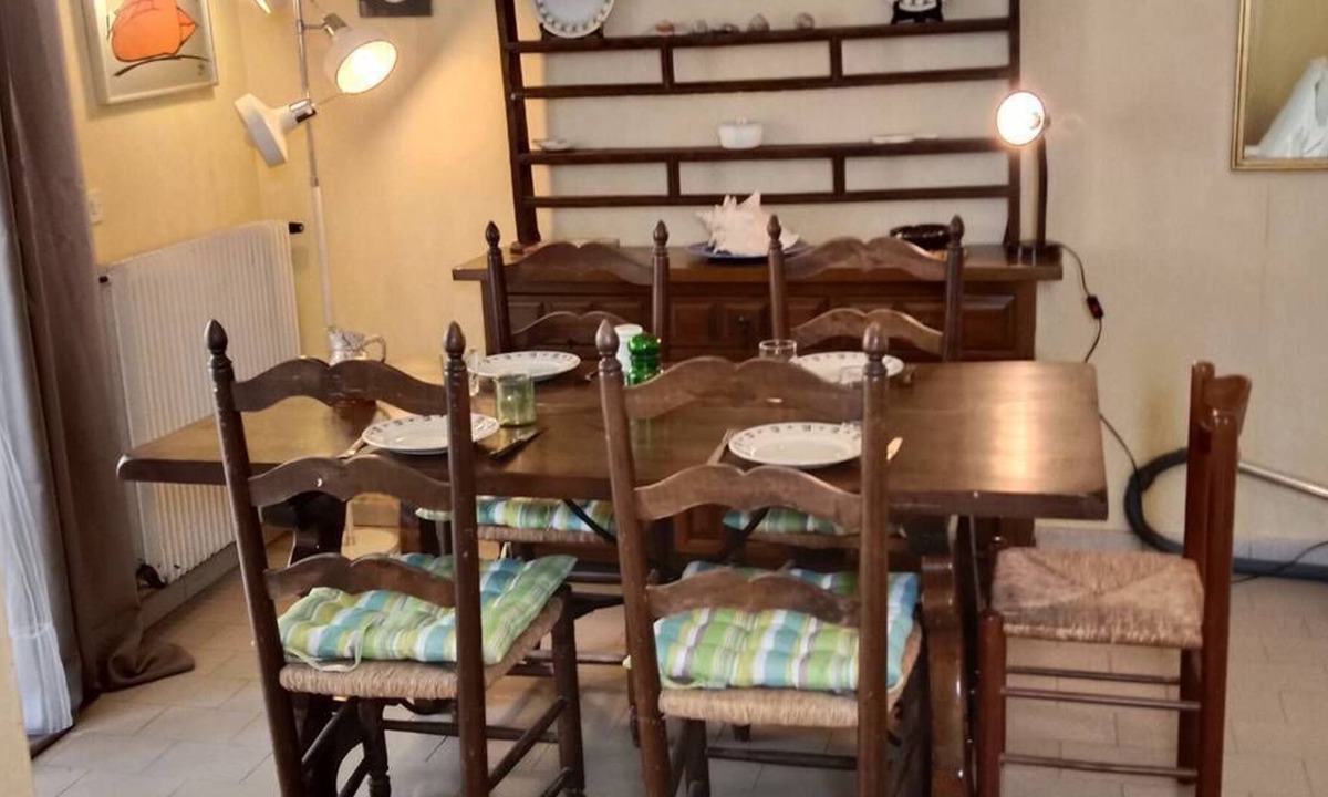 Le Chateau Apartment | One bedroom apartment close bars, restaurants and beach