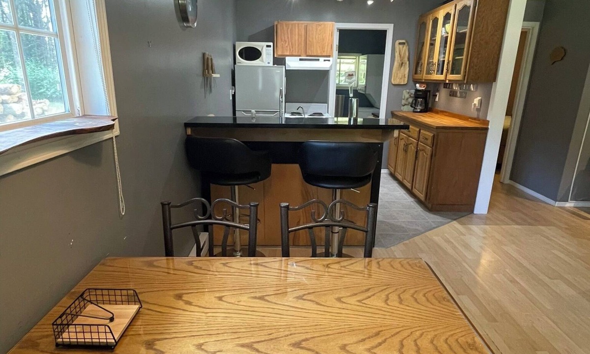 Oliver Paipoonge Cottage | One bedroom guest cottage in a park like setting close to Kakabeka Falls.