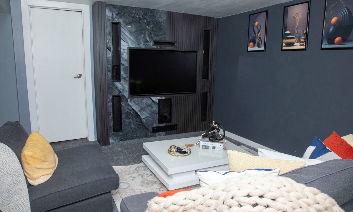 East Kildonan House | One-bedroom guest suite with private entry