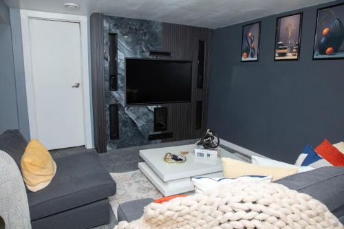 East Kildonan Apartment | One-bedroom guest suite with private entry