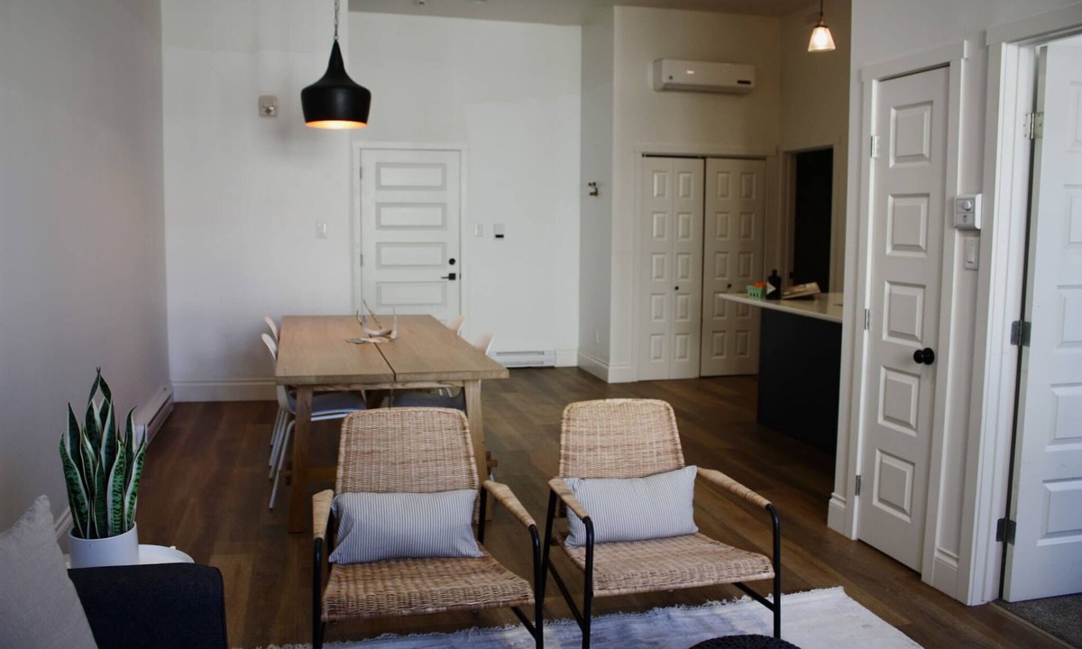 Brandon Apartment | One Bedroom Lux Loft Apartment