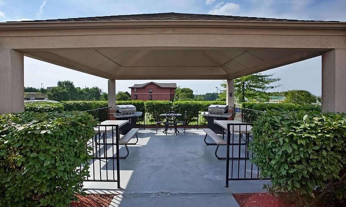 South Hills Hotel | One Bedroom Queen Suite | Full Kitchen, 3.9 mi to Scally’s Golf