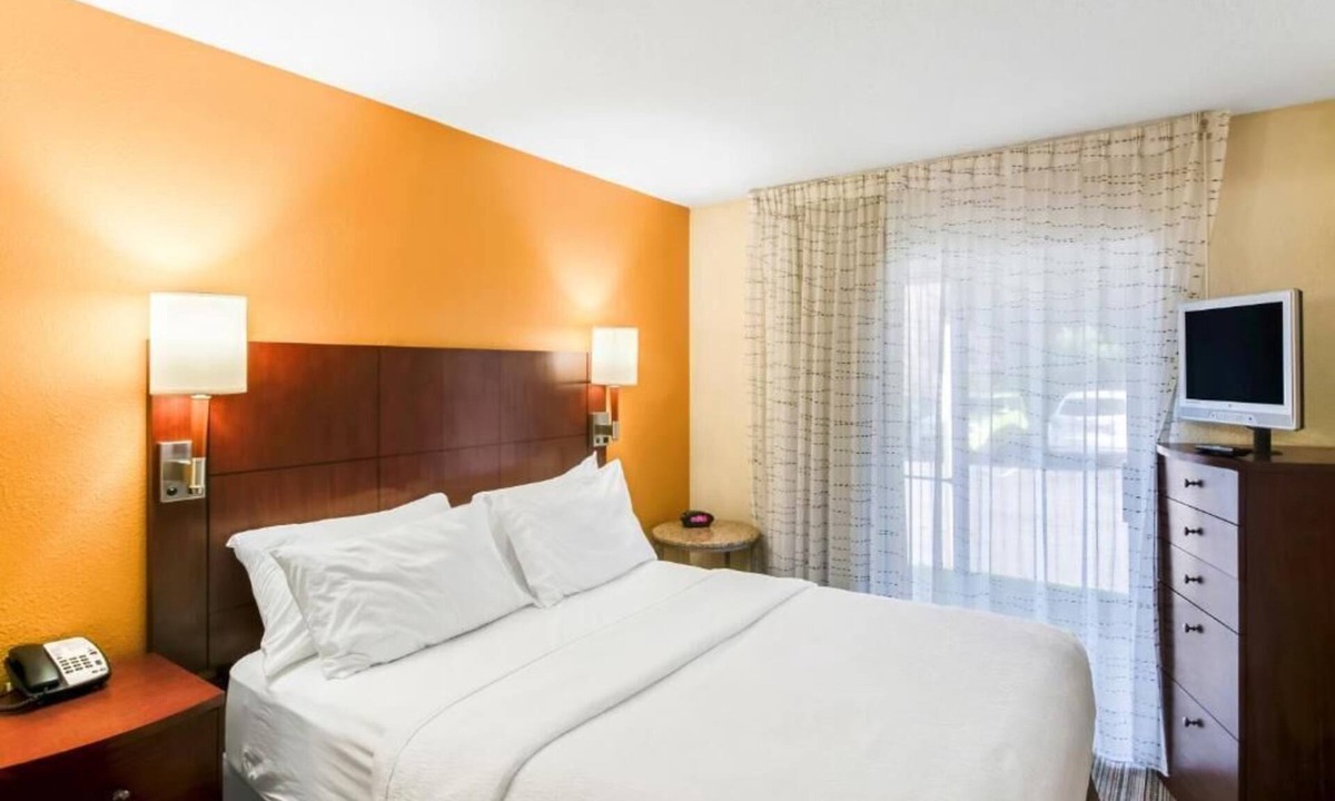 Westborough House | One Bedroom Queen Suite with sofa bed and fully equipped kitchen