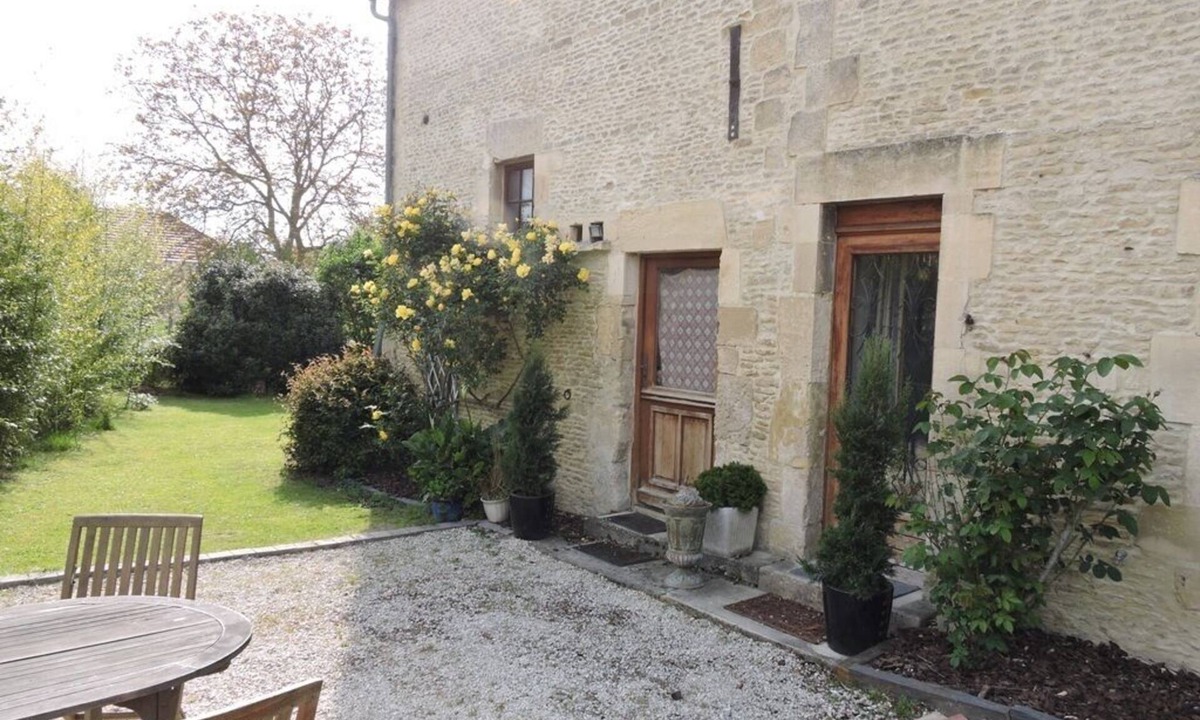 Chicheboville House | One bedroom semi detached house with garden for 2 guests.