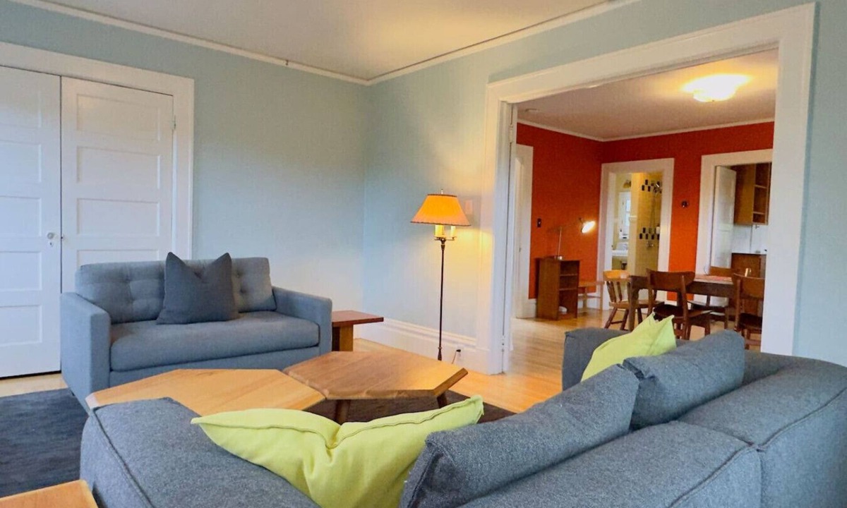 Upper Telegraph Apartment | One bedroom upstairs private apt in Oakland