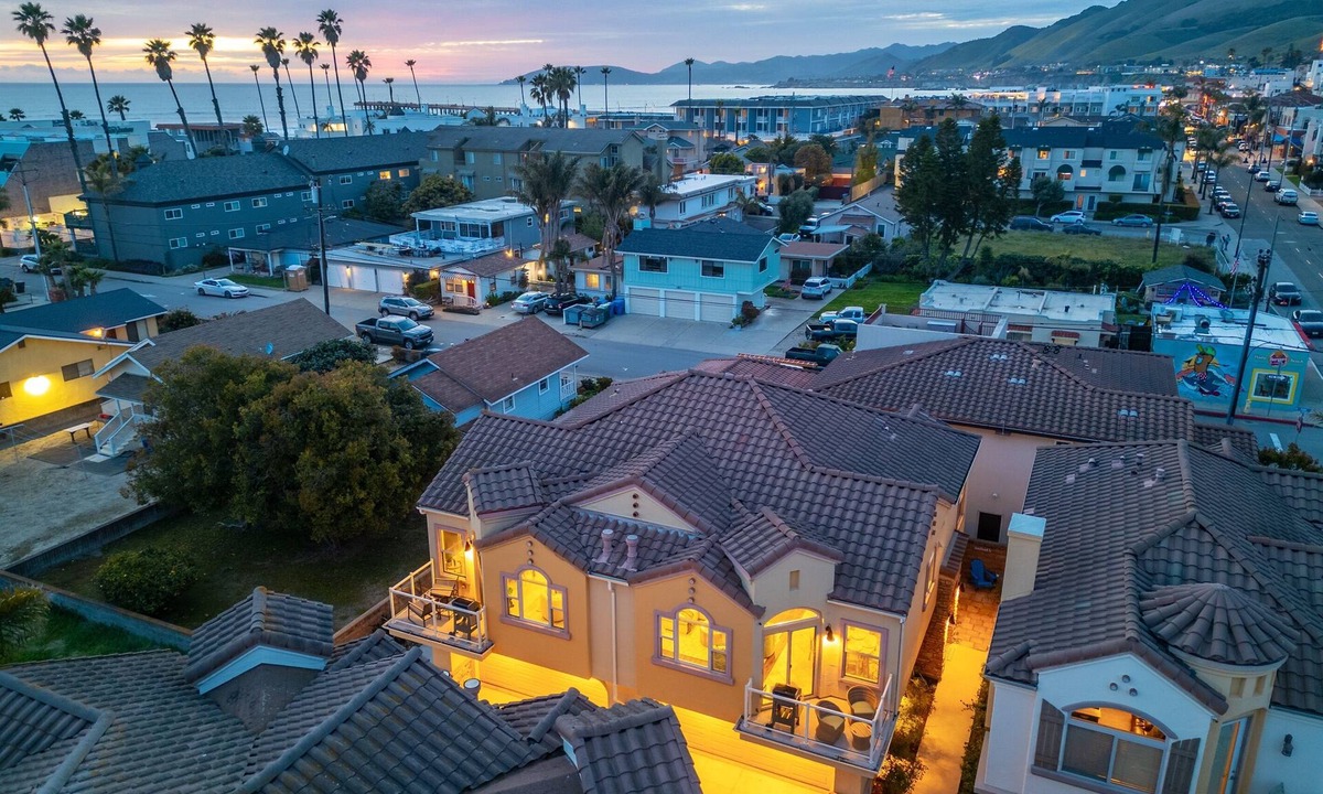 Downtown House | One block from Beach Sleeps 8!
