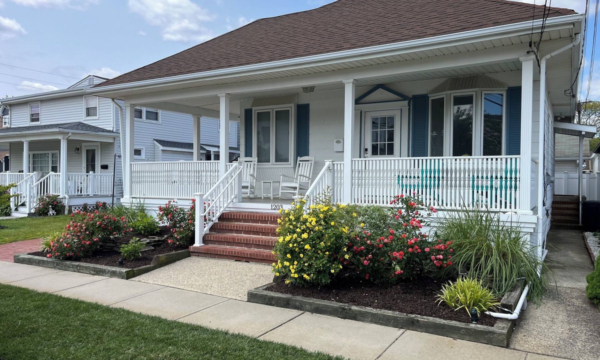 Wall House | One block from the beach!