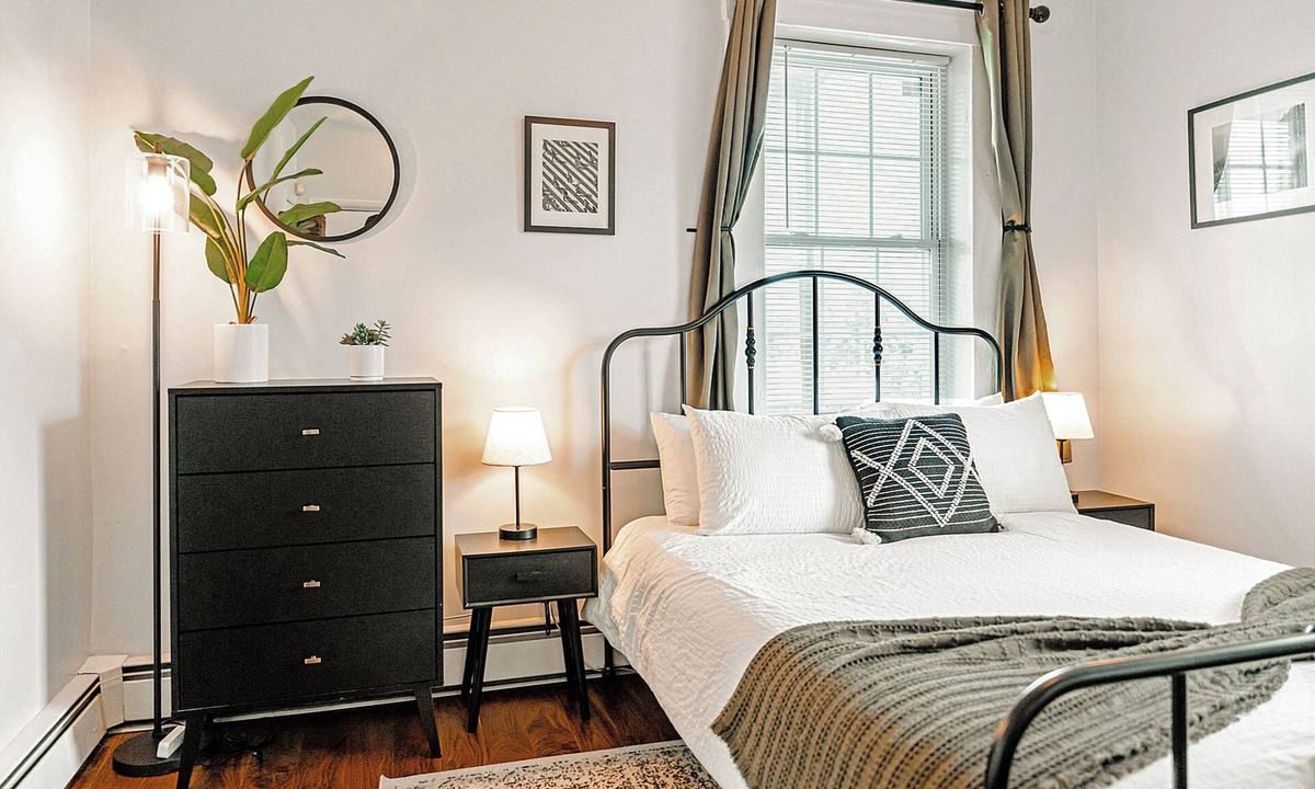 Mill River Apartment | One block to Frank Pepe's