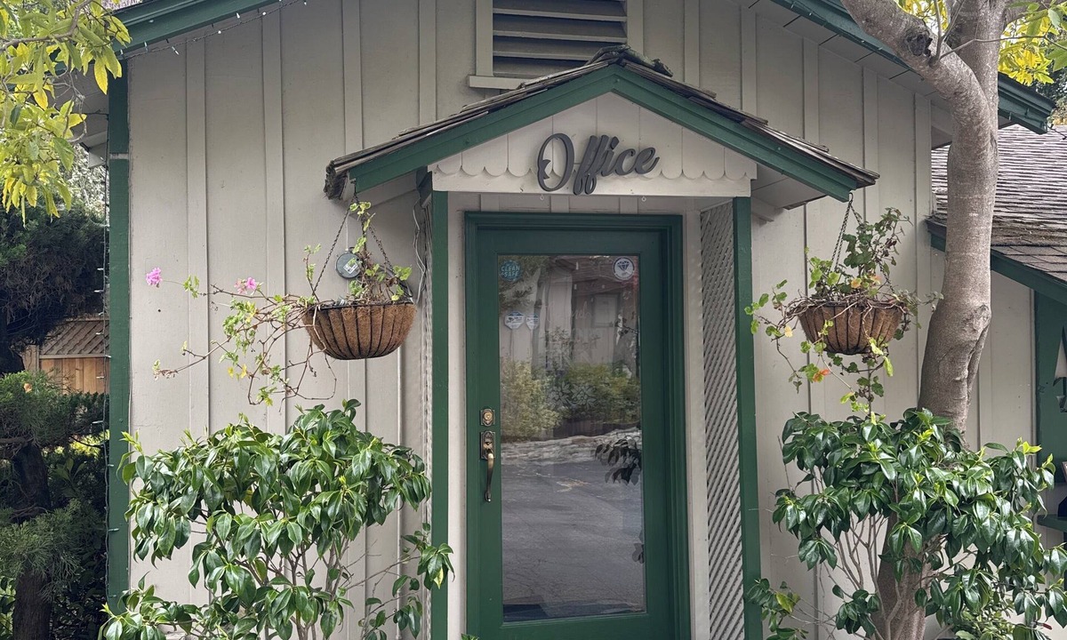 Northeast Carmel Cottage | One Double Bed Cottage