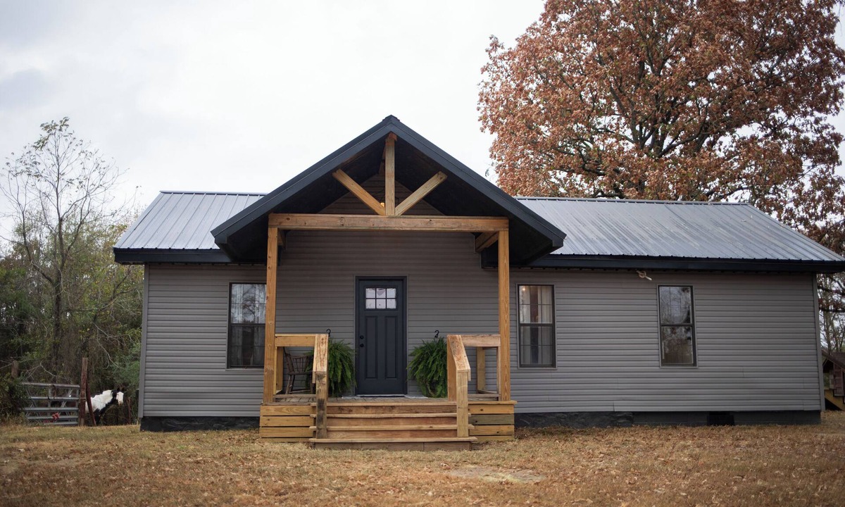 Hatton House | One Eyed Odie's Cozy 3-bed, 1-bath home with a relaxing hot tub.