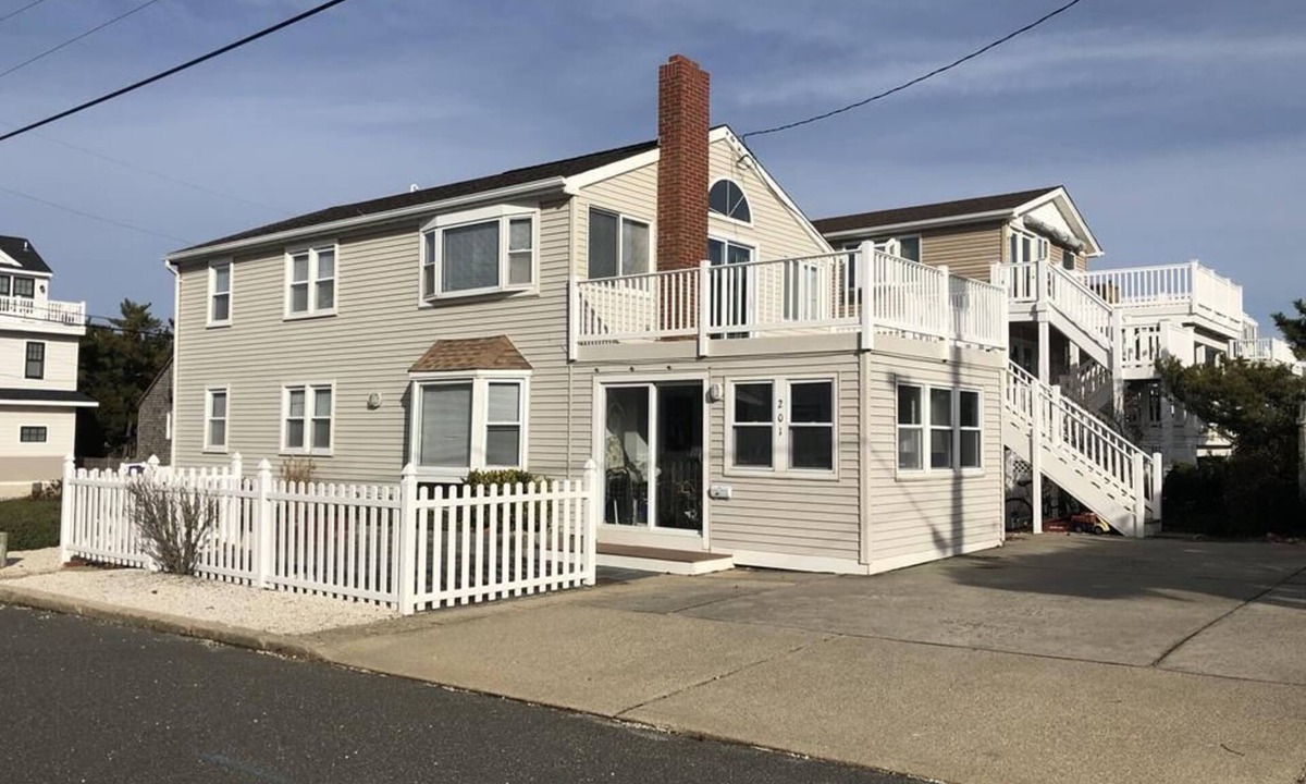 Beach Haven Gardens Apartment | ONE HOUSE FROM THE BEACH!