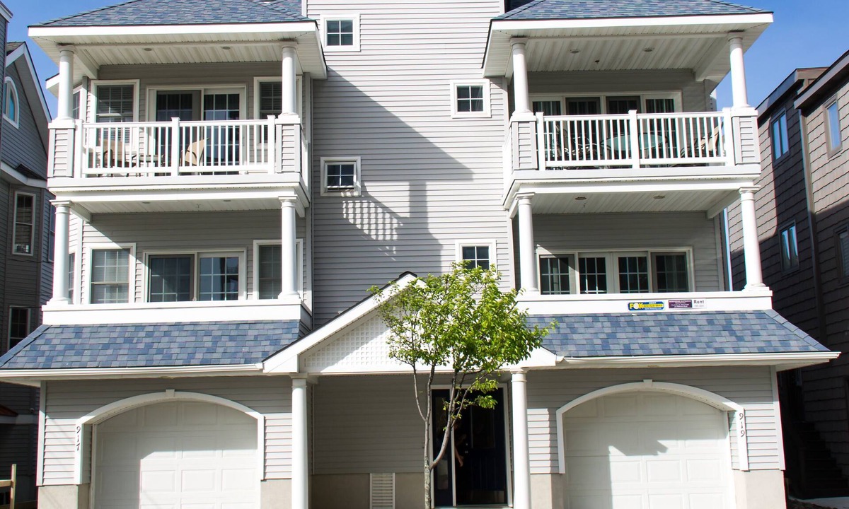 North End Condo | One House From Beach On 3rd Street With Ocean Views