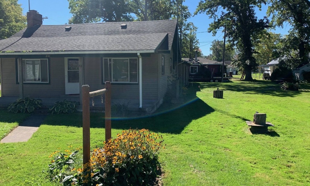 Standish House | One mile east of the Saganing Casino 50 feet from the beach, private boat launch