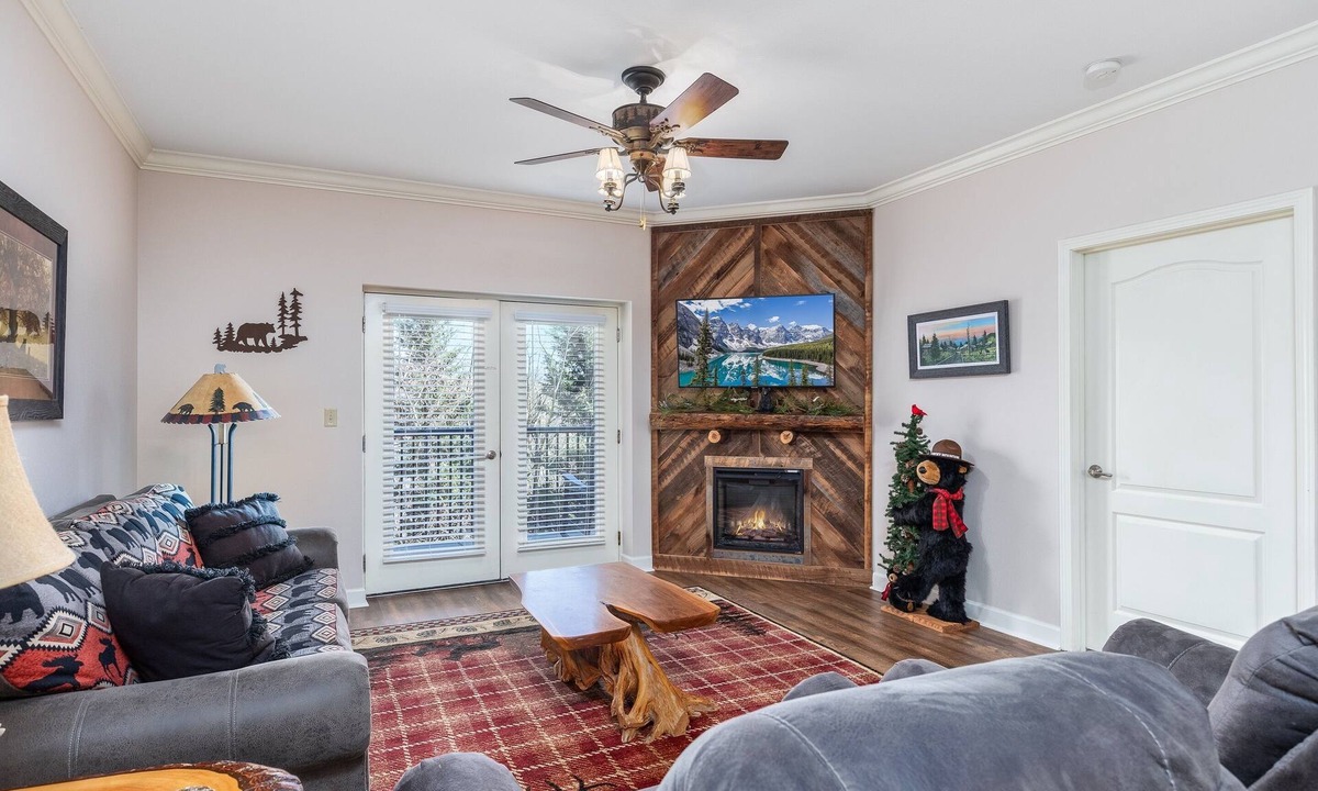 Pigeon Forge Condo | ONE MINUTE OFF PARKWAY BUT VERY PEACEFUL, 3RD FLOOR