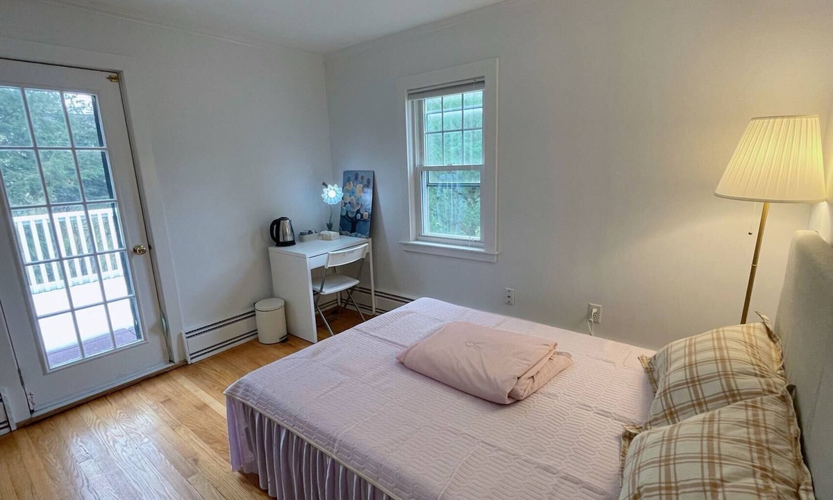 Lexington House | One room with full size bed