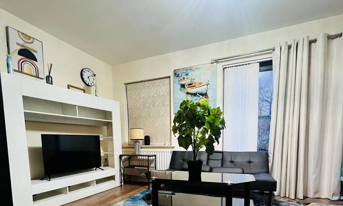 Thames House | One Stay, Large Double room, Sleeps 2