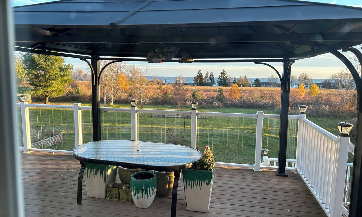 Colborne House | one suit share kitchen, dining room, leaving room, with AC in Colborne