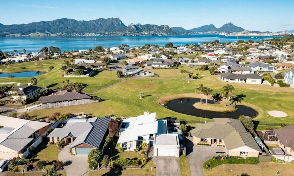 One Tree Point House | One Tree Point Beside Golf Course