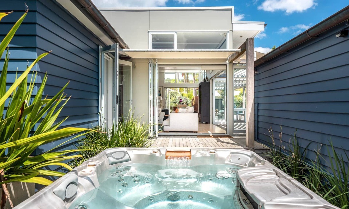 Oneroa House | ONEROA OASIS with heated Pool