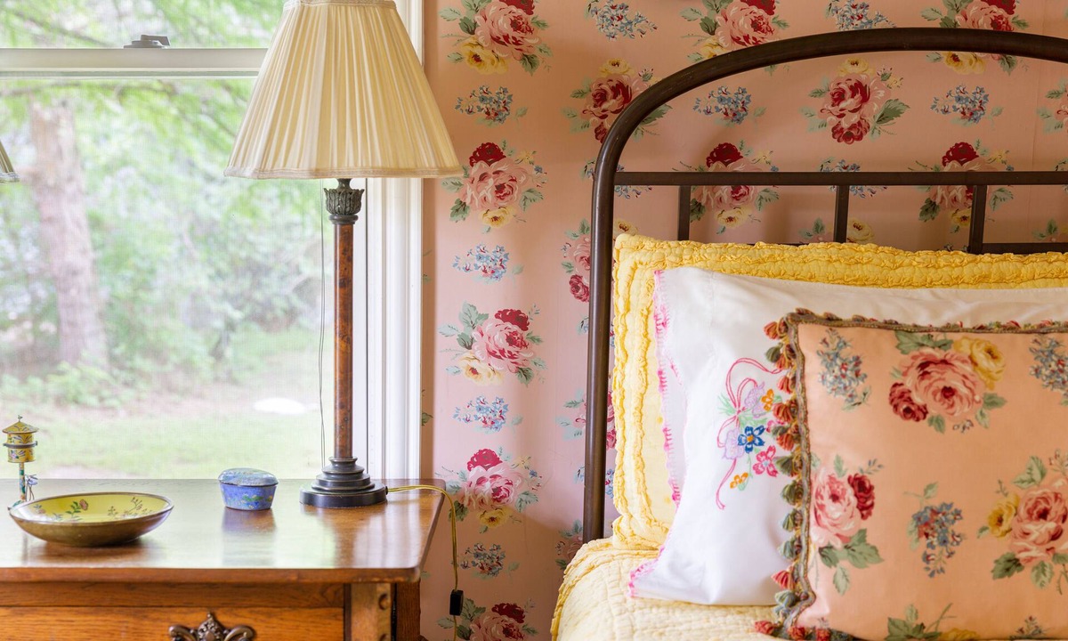 Manchaca House | Onion Creek Cottage in the Heart of Texas!nLovely Sunporch! Charm meets Comfort!