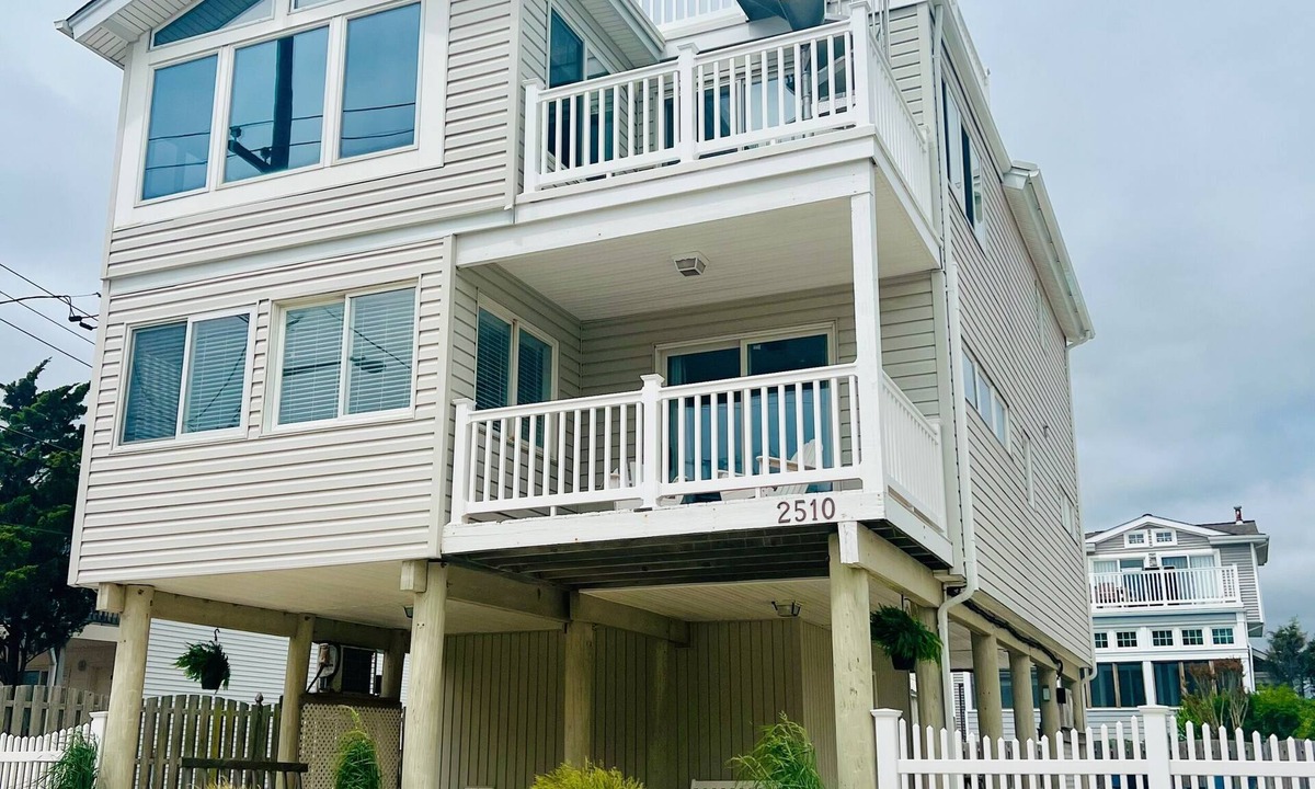 South Beach Haven House | Only 2 August Weeks Left! 1 house off Beach, 3 Decks, Ocean & Bay Views